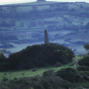 Il menhir Curru Tundu con vista del nuraghe Bruncu Mannu
