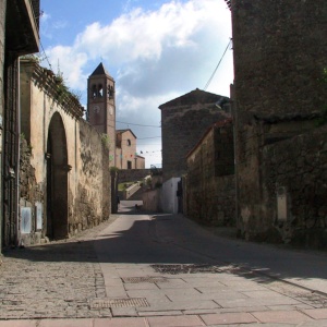 Caratteristica via del centro storico, sullo sfondo la Chiesa Parrocchiale