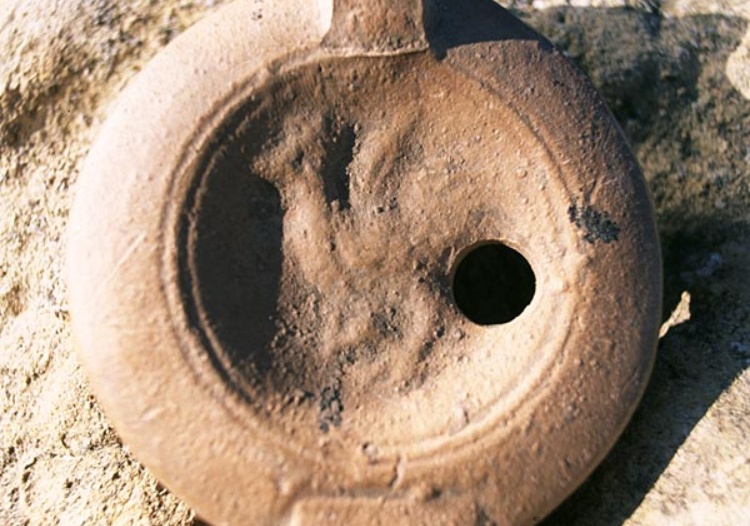 Lucerna di epoca romana con decorazione a basso rilievo di una gallina