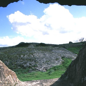 Vista del territorio dall'interno di una domus de jana
